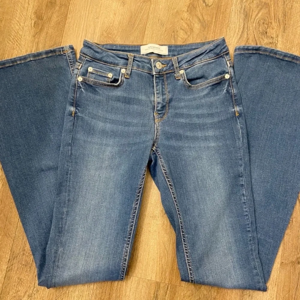 Zara Woman Premium Denim Collection Medium Wash Flare‎ Mid Rise Size 2